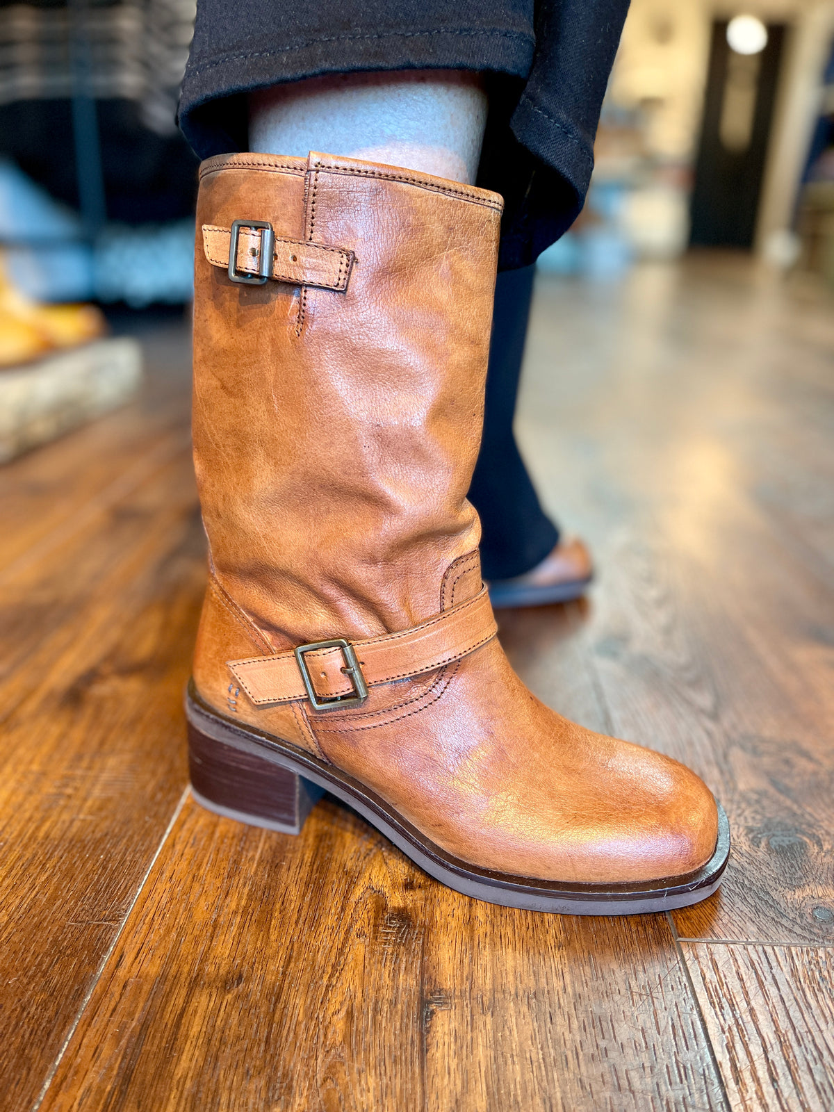 WOMEN'S LEATHER BOOT WITH BUCKLE